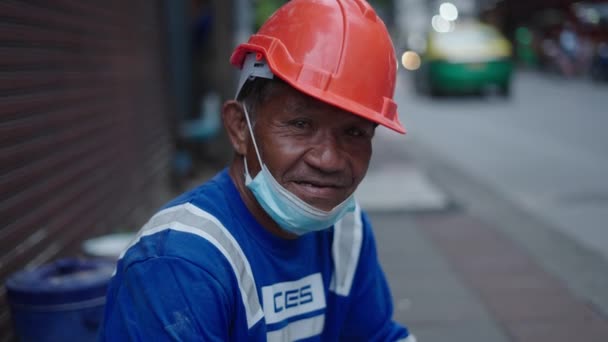 Thai Öregember Építőmunkás Kemény Kalapban Eldobható Maszkban Állán Vigyorog Kamera — Stock videók