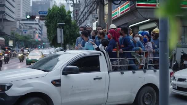 Tayland Bangkok Çalıştıktan Sonra Tek Taksici Kamyonet Servisine Binen Inşaat — Stok video