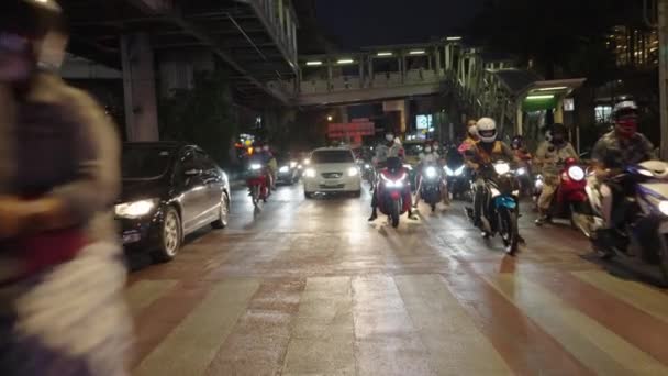 Slow Moving Traffic Cars Motorcycles Night Busy Street Bangkok Thailand — стокове відео