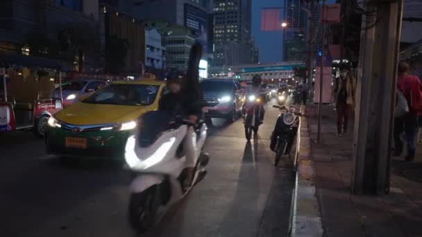 Motocicletas Adelantar Taxi Tráfico Durante Hora Punta Noche Calle Bangkok — Vídeos de Stock