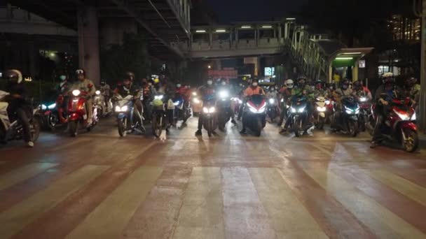 Zwaar Verkeer Van Motorfietsen Straten Van Bangkok Nachts Thailand Buitenpost — Stockvideo
