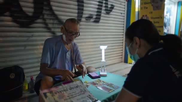 Žena Poslouchá Old Fortune Teller Čtení Tarot Card Ulici Bangkok — Stock video