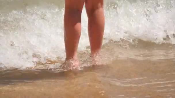 Zbliżenie Nóg Dziecka Skaczącego Falami Gorącej Piaszczystej Plaży — Wideo stockowe