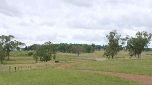澳大利亚 丰田越野车在乡间土路快速扬尘行驶 — 图库视频影像