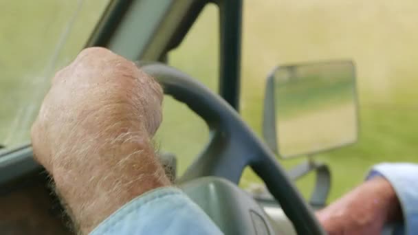 Närbild Callous Hands Farmer Steering Wheel Driving Rural Australian Road — Stockvideo