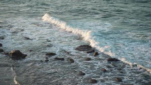 Slow Motion Beach Waves Rozbija Się Ciemnym Skalistym Wybrzeżu — Wideo stockowe