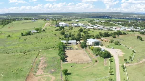 Aerial Drone Flyover Horse Farm Ranch Wsi Green Hill Australii — Wideo stockowe