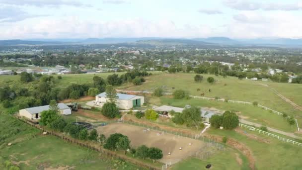 Φάρμα Ράντσο Αλόγων Στο Λόφο Στην Αυστραλιανή Ύπαιθρο Εναέρια Drone — Αρχείο Βίντεο