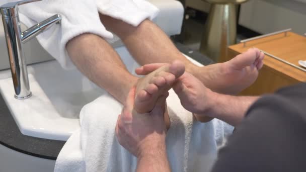 Massaggio Piedi Massaggiatore Che Massaggia Suola Uomo Salone Bellezza Chiudere — Video Stock