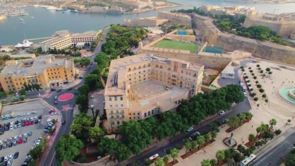 Umgeknickte Luftaufnahme Des Phoenicia Hotel Valletta Malta — Stockvideo