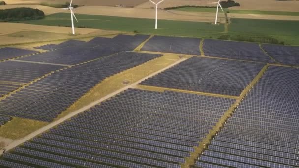 Luftutsikt Vindturbiner Solfelt Europeisk Produksjon Grønn Energi – stockvideo
