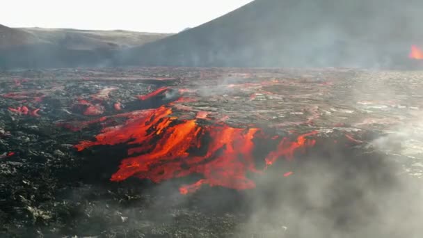 アイスランドのFagradalfjall火山噴火後の谷を流れるスモーキー溶岩川 — ストック動画