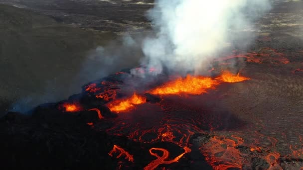 在冰岛Fagradalsfjall火山喷发过程中从火山口喷出的沸腾的岩浆 无人机后撤中弹 — 图库视频影像