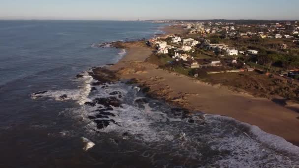 Скелястий Пляж Мальдонадо Уругвай Світанку Повітряний Постріл Узбережжя Атлантичного Океану — стокове відео