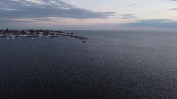 Filmaufnahme Eines Fischerbootes Weiten Ozean Das Sich Dem Hafen Der — Stockvideo