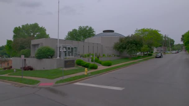 Drone Crane Shot Rainy Day Liberty Jail Mormon Visitor Center — Stock Video