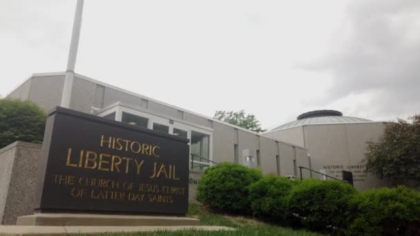 Front Liberty Jail Mormon Visitor Center Liberty Missouri — Stock Video