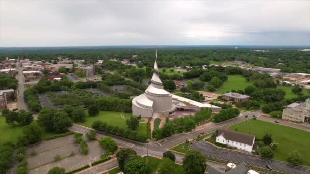 在密苏里州独立时 飞行员与基督教堂 基督社团 残余和耶稣基督后期圣徒教堂 摩门教 一起在圣殿和地面上飘浮 — 图库视频影像