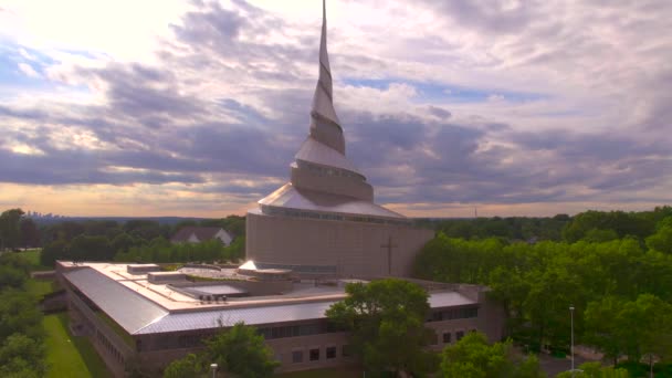Cámara Alejándose Del Templo Atardecer Independence Missouri Con Iglesia Cristo — Vídeos de Stock