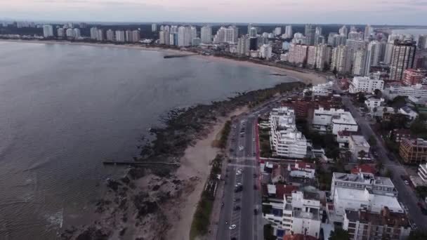 ウルグアイのプンタ エステのシティビーチのスカイライン 空中ドローンビュー 南アメリカ — ストック動画