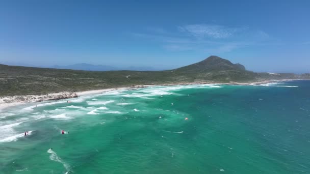 在好望角附近的普拉特布海滩 美丽的南非海岸线风景 许多风筝冲浪者在水里 — 图库视频影像