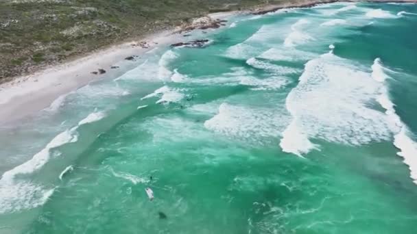 Εναέρια Birdseye Θέα Ενός Kite Surfers Skimming Πράσινα Νερά Κοντά — Αρχείο Βίντεο
