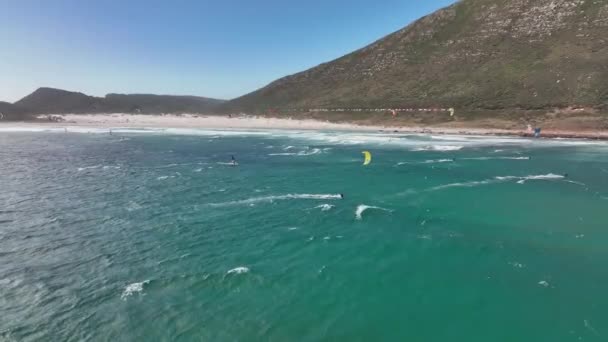 Kitesurfers Misty Cliff Perto Cidade Cabo Clipe Drone Câmera Lenta — Vídeo de Stock