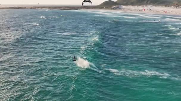Clipe Épico Drone Kitesurfistas Costa Sul Africana Perto Cidade Cabo — Vídeo de Stock