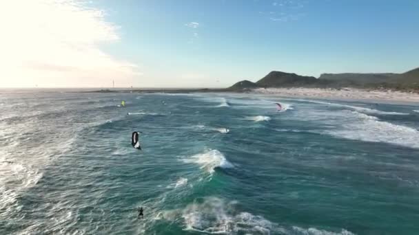 Drone Siguiendo Kitesurfer Saltando Del Agua Misty Cliff Cerca Ciudad — Vídeos de Stock