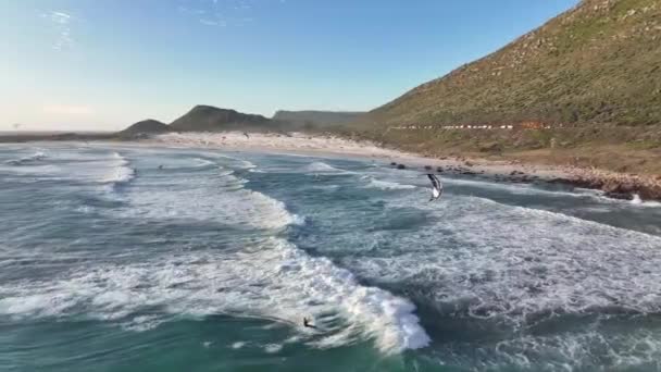 Misty Cliffs Oblíbené Kite Surfing Místo Pro Zkušené Pokročilé Surfaře — Stock video