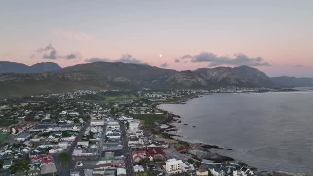 Město Hermanus Jižní Africe Let Dronem Západu Slunce — Stock video
