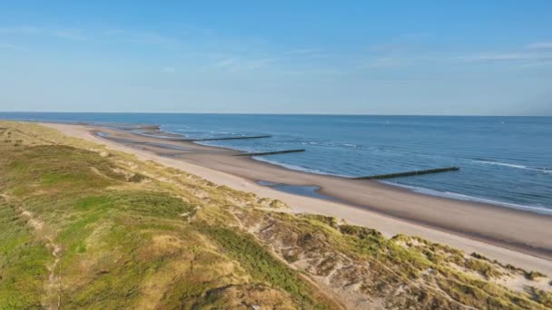 ゼーラント州 オランダ ヨーロッパの自然保護区 北海による砂浜上空を飛行するドローン — ストック動画