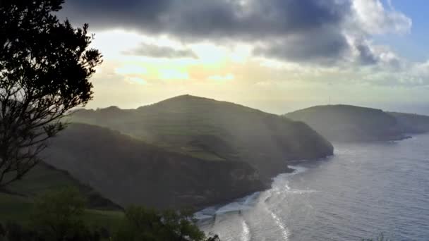 Majestuosa Costa Atlántica Iluminada Por Sol Con Rayos Sol Azores — Vídeos de Stock