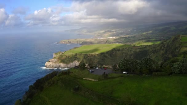 Fırtınadan Sonra Kayalıklara Bakan Küçük Otopark Gözcüsü Azores — Stok video
