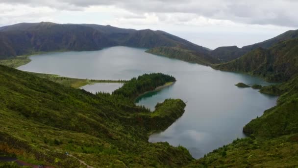ラゴアはアゾレス諸島のフォゴクレーター湖の谷のパノラマを行う 空の景色 — ストック動画