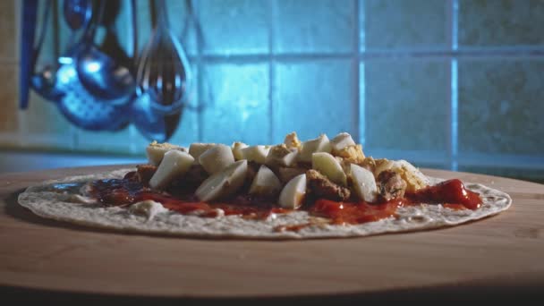 Tortilla Wrap Med Kyckling Och Kokta Ägg Som Tillagas Köket — Stockvideo