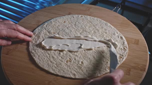 Šířit Majonézu Rajčatovou Omáčku Tortilla Zábal Pak Přidat Kuřecí Vařené — Stock video