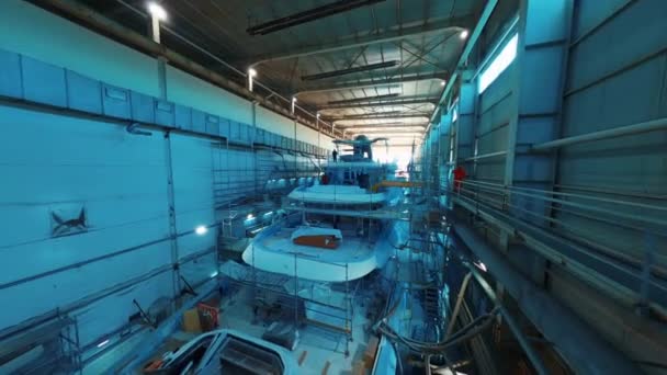 造船所で格納庫の下の豪華なヨット建設 — ストック動画
