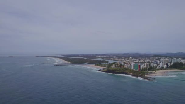 ツイード川の口と海の壁の空中ビュー 前景のポイント危険性とデュランバビーチ — ストック動画