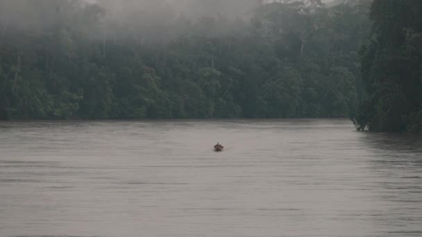 Barco Pesca Rio Amazonas Dia Nublado Largo — Vídeo de Stock