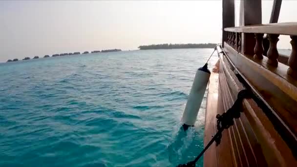 Alacsony Kilátás Fából Készült Hajó Óceánon Vitorlázó Sziget Felé — Stock videók