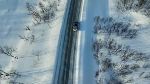 공중에서 라플란드 각도로 시미끄러운 도로에서 운전하는 모습이 보인다 — 비디오