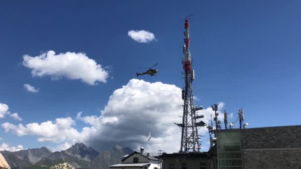 Hubschraubereinsatz Mont Blanc — Stockvideo