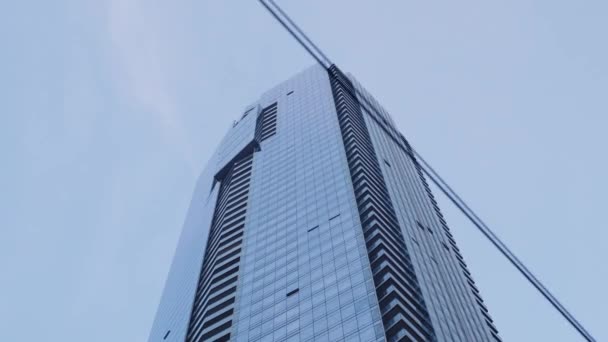 多伦多市中心玻璃塔建筑动态低角度转换拍摄及前瞻电力线 — 图库视频影像