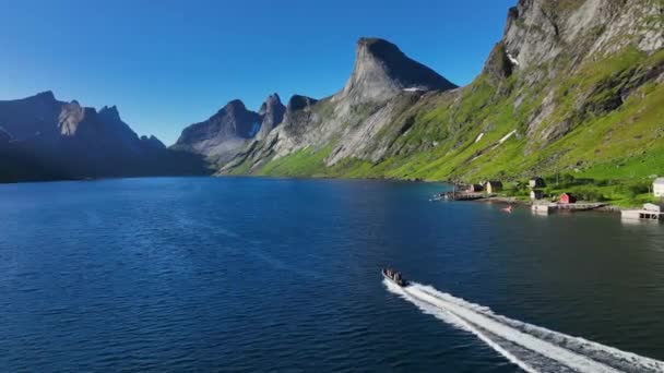 Sürat Teknesi Lofoten Takımadalarının Kıyısındaki Evlerin Yanından Hızla Geçiyor — Stok video