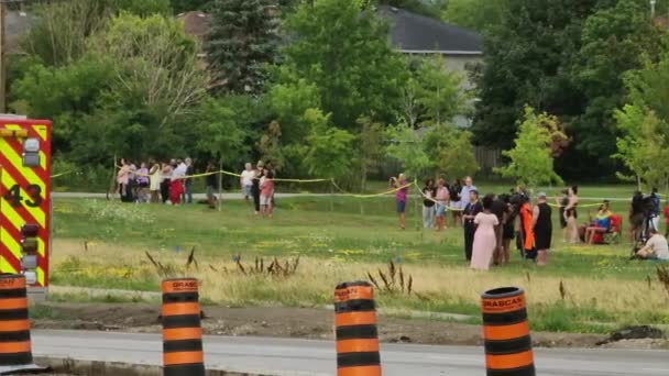 邻居们聚集在草地上观看救援行动 发生了悲惨的事故 — 图库视频影像