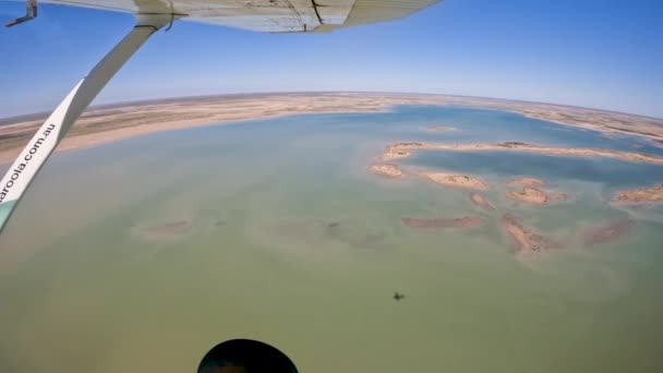 Pov Small Aricfrat Flyover Beautiful Lake Callabona Arkaroola Αυστραλία — Αρχείο Βίντεο