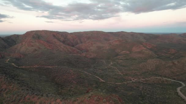 Aerial Pullback Welcome Pound Location Arid Mountain Range Landscape Países — Vídeos de Stock