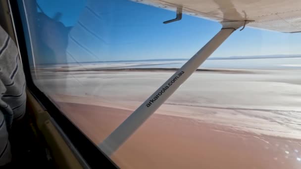 Uitzicht Van Binnenuit Vliegtuigen Vliegen Laag Boven Lake Frome Een — Stockvideo