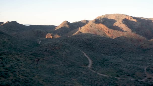 車両は 農村部の山岳道路 山の峰過酷な光によって日和見運転 オーストラリアの自然景観 — ストック動画